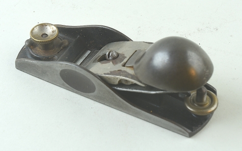 Knuckle cap block plane with adjustable mouth