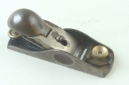 Knuckle cap block plane with adjustable mouth
